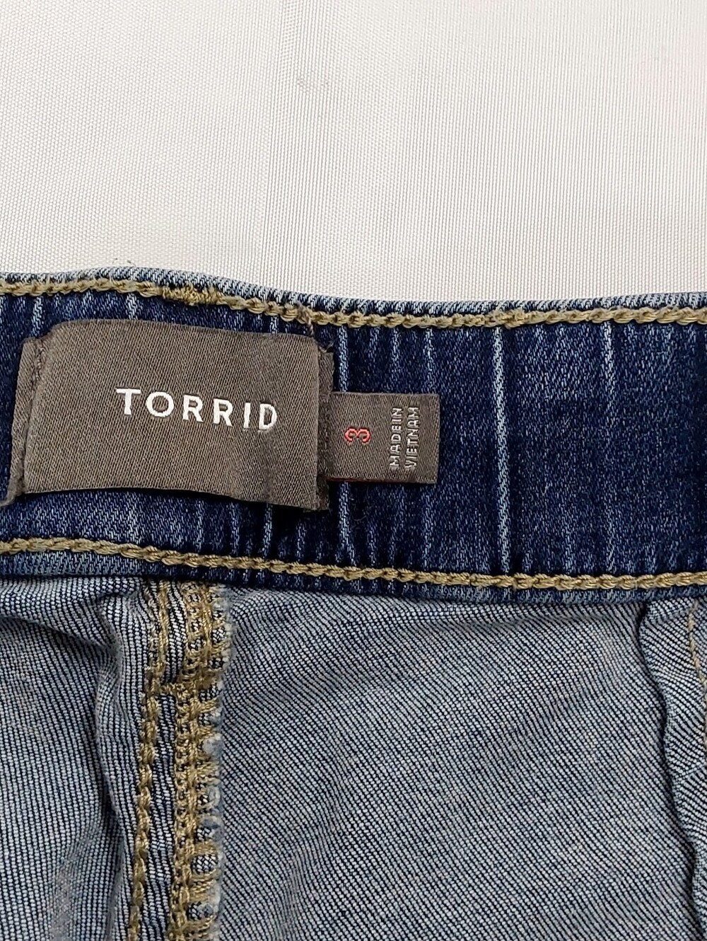 Torrid 3.5'' Weekend Mid-Rise Short - Picture 4 of 10